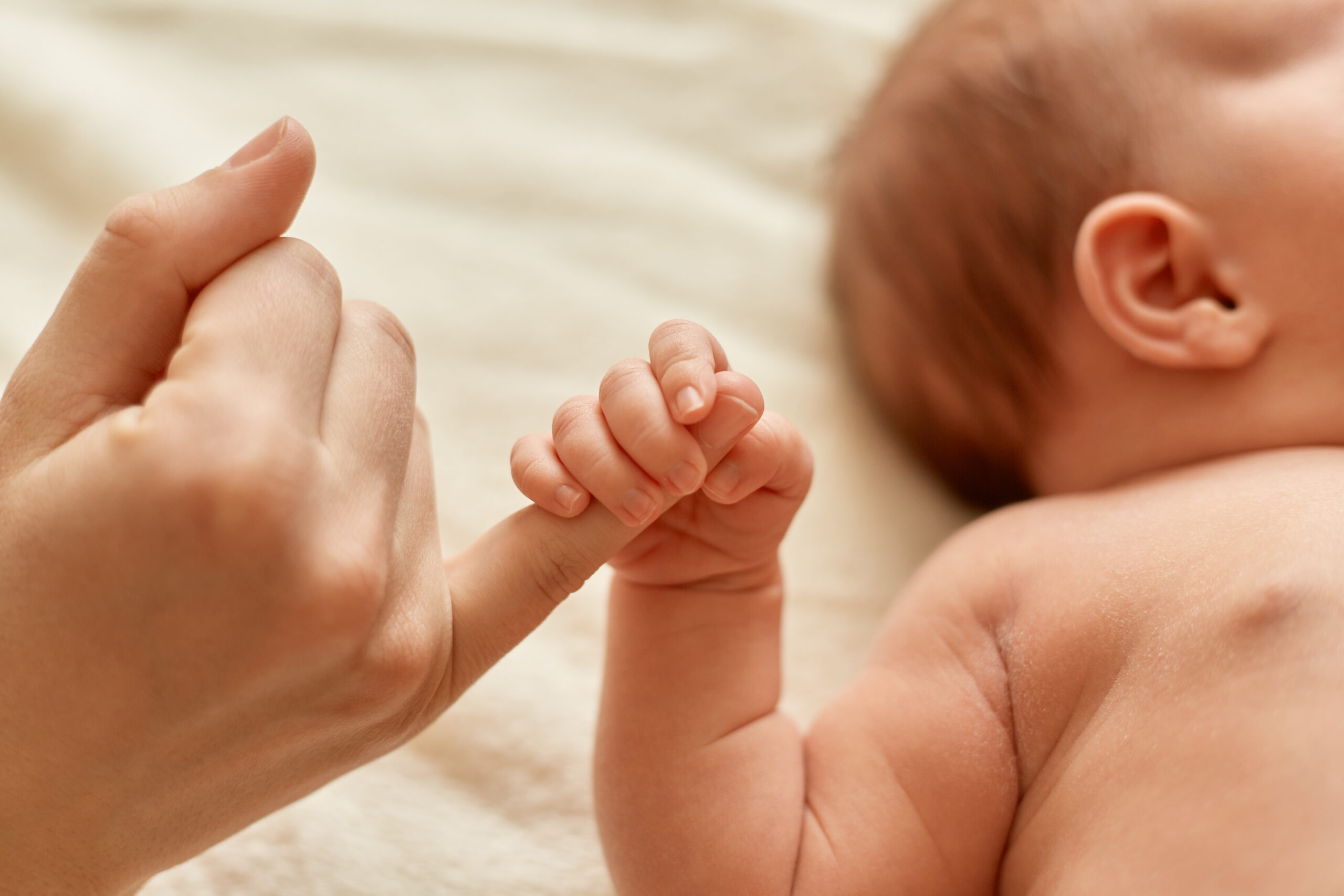Bebé durmiendo plácidamente en su cuna con luz cálida